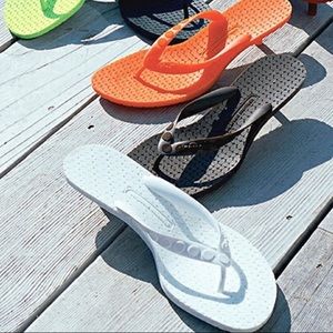 sigerson morrison kitten heel flip flop